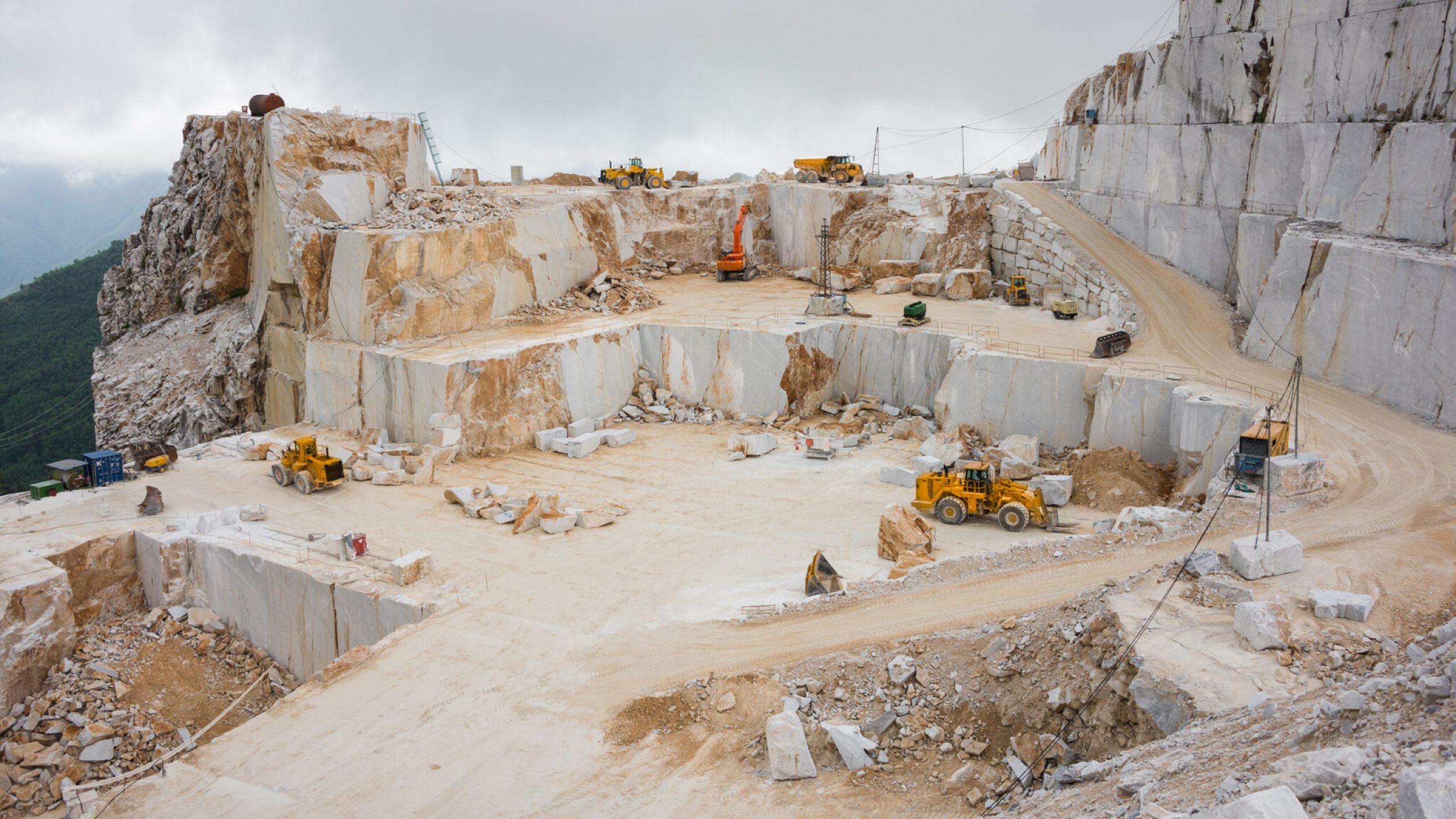 Natural stone Frankfurt – restoration and installation of facades, floors and walls